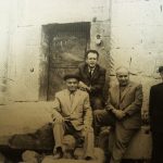 Մի խումբ գիտնականներ Մինքենդի Սուրբ Մինաս եկեղեցու դիմաց